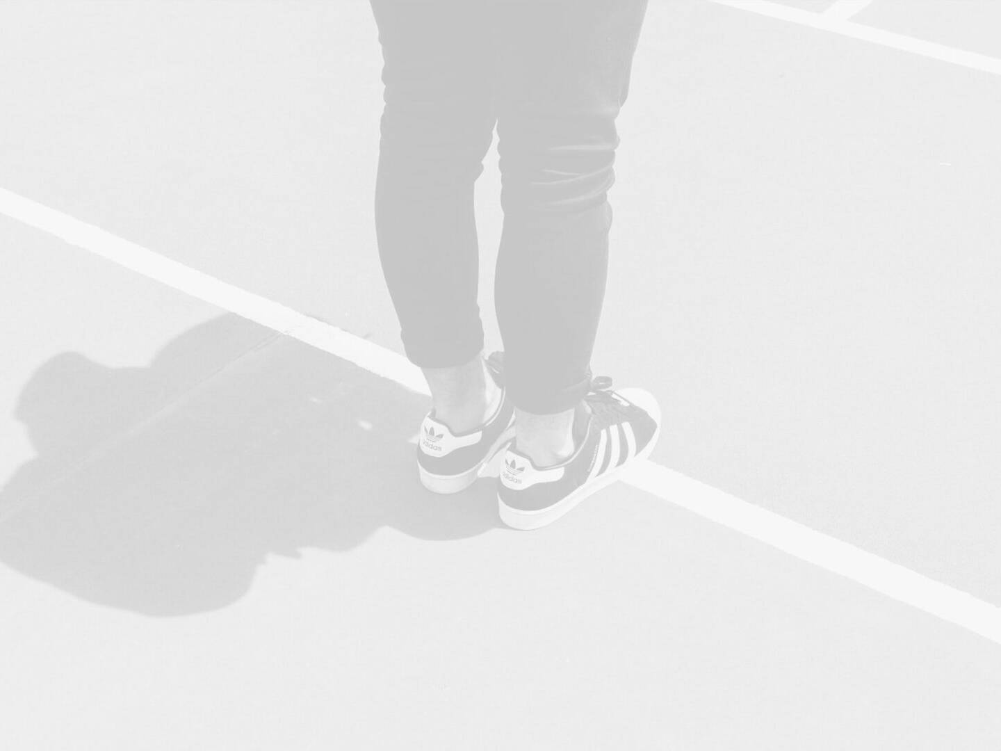A person standing on a tennis court.